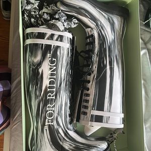 Off white rain boots size 37 still new color black white and grey